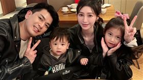 潘逸安（左二）帶全家觀賞棒球比賽。（圖／艾迪昇傳播提供）