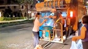 婦人經勸導仍執意丟棄玻璃，差點波及無辜清潔員。（圖／翻攝自社會事新聞影音）