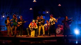 英國奧利佛獎最佳音樂劇男演員攜愛妻抵臺「彈琴」說愛（業配勿用）