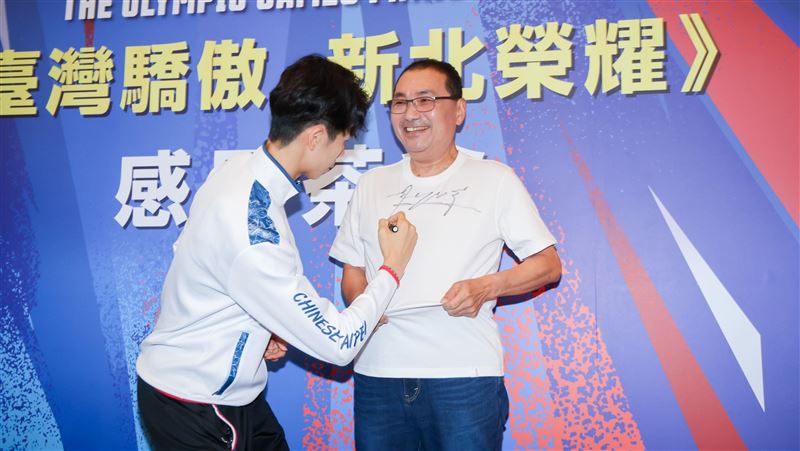 侯友宜脫衣！邀林郁婷、羅嘉翎在上面簽名