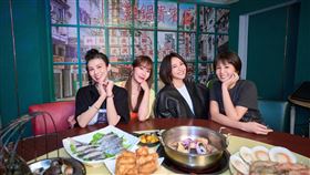 梁文音（右二）找林佩瑤（左二）、曾沛慈（右一）、魏如昀（左一）和直播合唱〈你們是我的星光〉掀回憶殺。（圖／環球音樂提供）