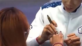 林郁婷狂粉攜帶戒指求偶像幫戴，高調示愛。（圖／翻攝自網路影片）