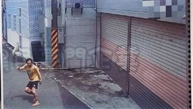曾姓通緝犯從水上分局脫逃時，身上並未攜帶任何物品。（圖／翻攝自黑色豪門企業）
