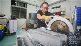 林洲旭將重達150公斤的大冰塊搬到檯面上鋸開、修邊，暑假旺季一天要搬上搬下處理20個，經常沒時間吃飯。