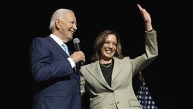 賀錦接棒拜登參選美國總統大選後，兩人首度同台露面。（圖／美聯社／達志影像）