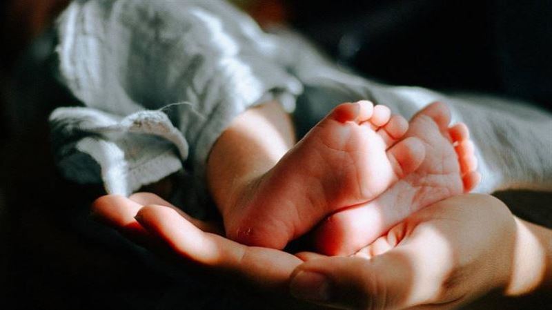 AB型綠帽尪愣抱O型女兒　妻認：同事的種