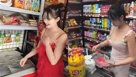 女店員穿著清涼，引起附近住戶不滿。（圖／翻攝自微博）