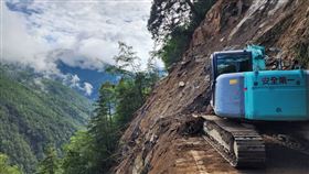 接連2地震又降雨，台八線中橫榮興路段，山崩，坍塌，梨山往大禹嶺方向阻斷(圖／翻攝畫面)