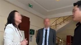 「張教官的有趣人生」想入住巴黎長榮桂冠酒店，發現大廳內掛滿了各國旗幟，卻唯獨缺少中國「五星旗」，因此不斷騷擾櫃台人員並要求補掛。（圖／翻攝自微博）