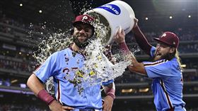 ▲費城人2年級生威爾森（Weston Wilson）在主場締造「完全打擊」。（圖／美聯社／達志影像）