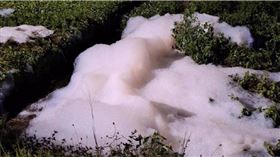 慈善宮旁的平山坑大排水溝驚現大量白色泡沫。(圖／翻攝畫面)