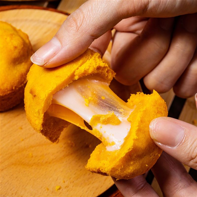 查理布朗烘焙2024推出全台灣第一顆「馬卡龍蛋黃酥」。（圖／業者提供）