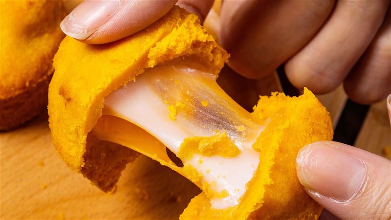 吃膩傳統月餅？烘焙業者推馬卡龍蛋黃酥