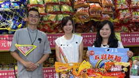 道長胡樹名(左)說明，中元普渡注意事項。家樂福公共事務部長陳依芳(左)也分享自身經驗。(圖/《奕起聊健康》提供)