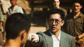 《聽海湧》施名帥（右）在戰後指控吳翰林犯下滔天惡行。（圖／公視提供）