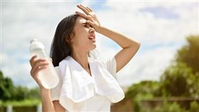 夏天還沒到就有中暑危險？ 營養師親揭「最解渴3飲品」：降體溫超有感