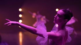 塔莉雅萊德在《失速芭蕾》展現舞蹈實力。（圖／鴻聯國際提供）