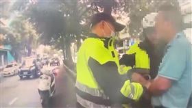 男子酒駕被抓包還敢對警方瘋狂碎念，行徑相當過分。（圖／警方提供）