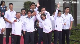 副總統蕭美琴難掩興奮神情，在歡送遊行車隊出發時神情相當雀躍