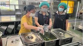 台南市學甲國中，貯存逾期的荷蘭五彩巧克力風味裝飾米；台東縣均一實驗高中，則被發現油花生、五香粉及辣椒油過期，分別被裁罰6萬元。（圖／食藥署提供）