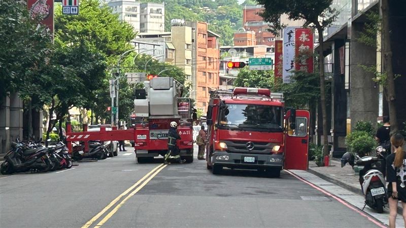 多次跨坐13樓高女兒牆　女害警消疲於奔命