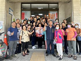 鹽水區13個里中的12位里長前往鹽水區公所送花加油打氣，感謝對救災及災後復原的努力。
