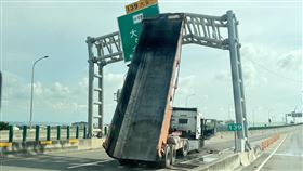 台61「砂石車斗撞凹路牌」畫面曝光