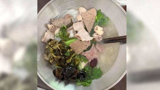 麵裡驚見蟑螂！老闆「當場吞掉」他愣了