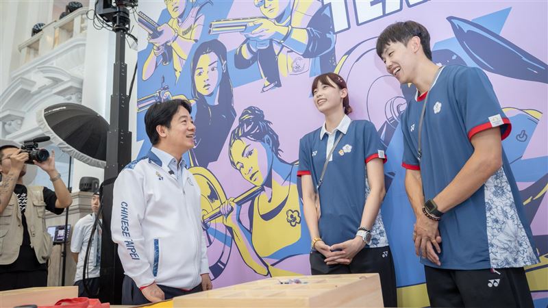 化身賴醫師！賴清德心疼彭名揚羅嘉翎傷勢