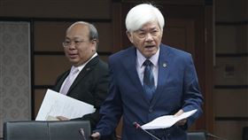 中選會宣布謝國樑罷免案成立  10/13投票中央選舉委員會16日正式宣布民間團體發動連署罷免基隆市長謝國樑案成立，中選會主委李進勇（右）、副主委陳朝建（左）下午出席記者會公開說明相關事宜，全案將於10月13日投票。中央社記者徐肇昌攝  113年8月16日