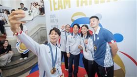 賴清德與王齊麟、林郁婷、陳念琴、吳詩儀一同自拍合照（圖／總統府提供）