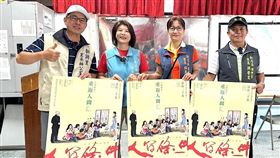 補教名師呂捷第一次挑戰舞台劇，希望能演出一個即使討人厭也能很可愛的校長角色。演員左起為方宥心、林綉秦、田瑄瑄、曾意婷、李夢純。（圖／綠光劇團提供）