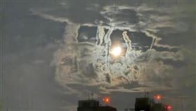 天空中出現月亮被雲層包圍的繚繞景象。（圖／翻攝自臉書我是新莊人許明偉）