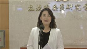 ▲民進黨立委吳思瑤回應時事受訪。