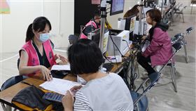 綜所稅申報截止日 民眾前往報稅（2）5月報稅季接近尾聲，財政部31日提醒尚未報稅的民眾，善用網路及多元繳稅管道盡速完成申報，透過網路申報的截止時間可到晚上12時。圖為財政部台北國稅局，民眾臨櫃申報情形。中央社記者趙世勳攝  113年5月31日