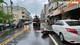 台南女騎士先與同向轎車擦撞後倒地，再被後方水泥車輾斃。（圖／翻攝畫面）