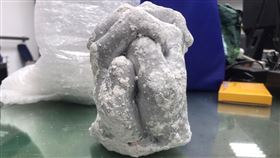 石膏藝術品竟成運毒工具。（圖／警方提供）