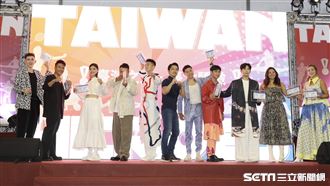 台灣之光時裝登場　現場亮出國旗演唱國歌