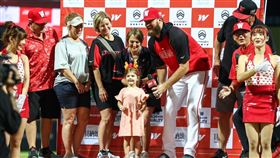 ▲味全龍投手艾璞樂，賽後與女兒等家人享受榮耀。（圖／味全龍提供）