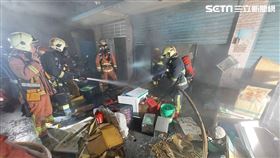 新北市三重區中央北路巷內發生火警。（圖／翻攝畫面）
