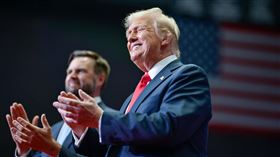 美國前總統川普今天回到舊稱推特（Twitter）的社群媒體平台X接受訪問，生動談及7月13日險遭暗殺的經歷。（圖／翻攝自Donald J. Trump粉專）