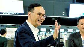 朱立倫晚間啟程赴美交流（2）國民黨主席朱立倫（左）15日晚間從桃園國際機場搭機前往美國展開訪問行程，在機場被民眾認出後，他揮手致意並寒暄。中央社記者吳睿騏桃園機場攝  113年8月15日