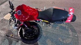 新北,三重,新北大道,中華路,杜卡迪,計程車,攔腰,骨折,紅牌重機