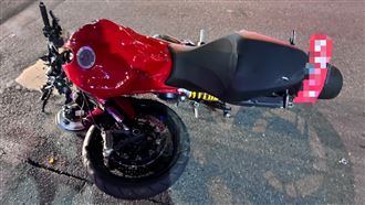 杜卡迪撞小黃波及7機車 騎士噴飛全身骨折