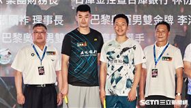 ▲巴黎奧運羽球金牌選手王齊麟（左2起）、李洋出席牧德盃企業羽球排名賽開幕典禮。（圖／記者劉彥池攝影）