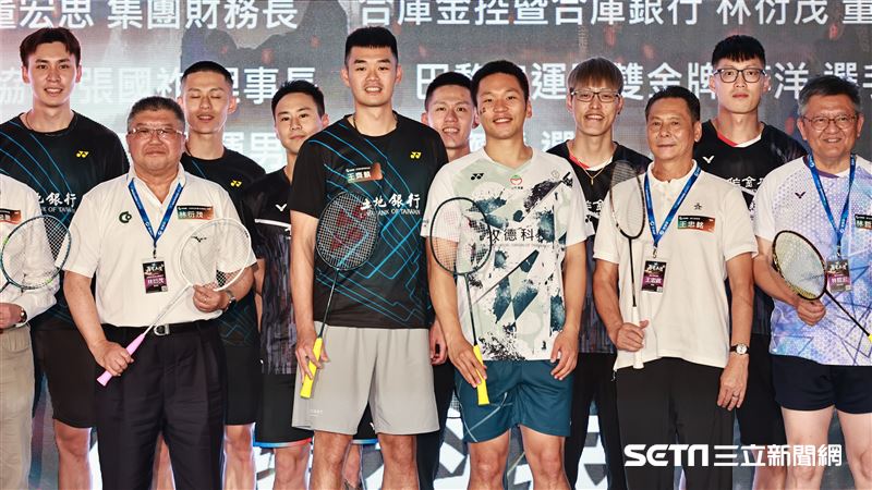 巴黎奧運羽球金牌選手王齊麟（前排左2起）、李洋出席牧德盃企業羽球排名賽開幕典禮。（圖／記者劉彥池攝影）