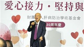 86歲吳伯雄肝基會致詞被攙扶上台，自曝曾三次病危。（圖／記者簡浩正攝影）
