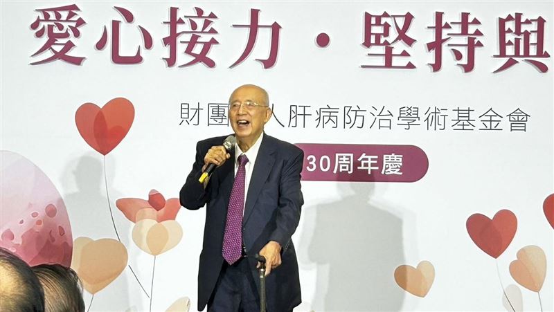 86歲吳伯雄致詞被攙扶上台　自爆3次病危