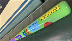  ▲白襪羅賓森（Chuckie Robinson III）特製巴斯光年球棒。（圖／翻攝自X @whitesox）