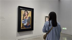 高美館「瞬間」特展  孩童臨摹遭制止引發熱議高雄市立美術館現正展出特展「瞬間–穿越繪畫與攝影之旅」，展場多幅世界級名作吸引民眾參觀，不過近日發生工作人員制止小孩現場臨摹畫作，引發各界討論。中央社記者林巧璉攝  113年8月16日